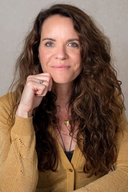 Portret van Sylvia Holtslag in een okergeel vest