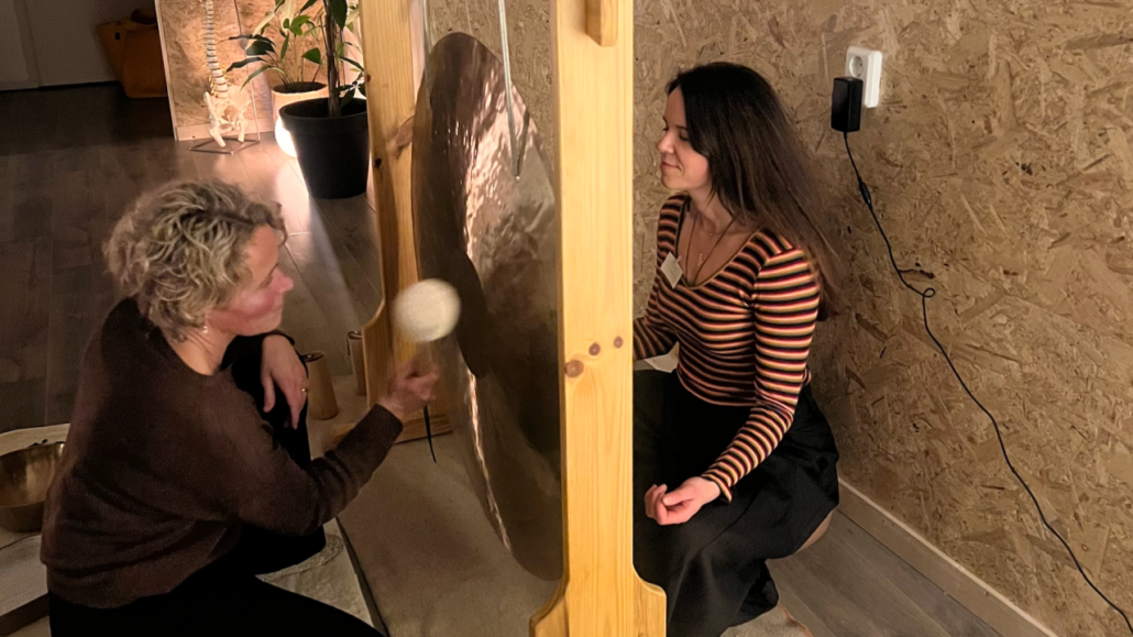 Muziekinstrument Gong wordt gebruikt