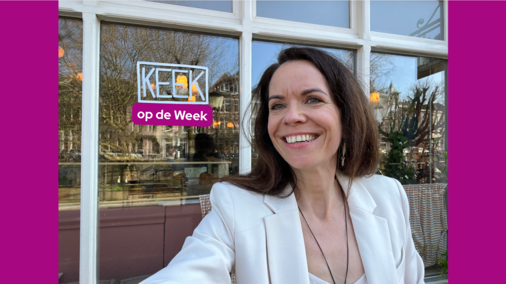 Sylvia Holtslag voor een winkel