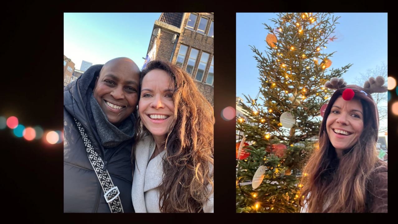 sfeerfoto van Sylvia met een vriend en kerstboom